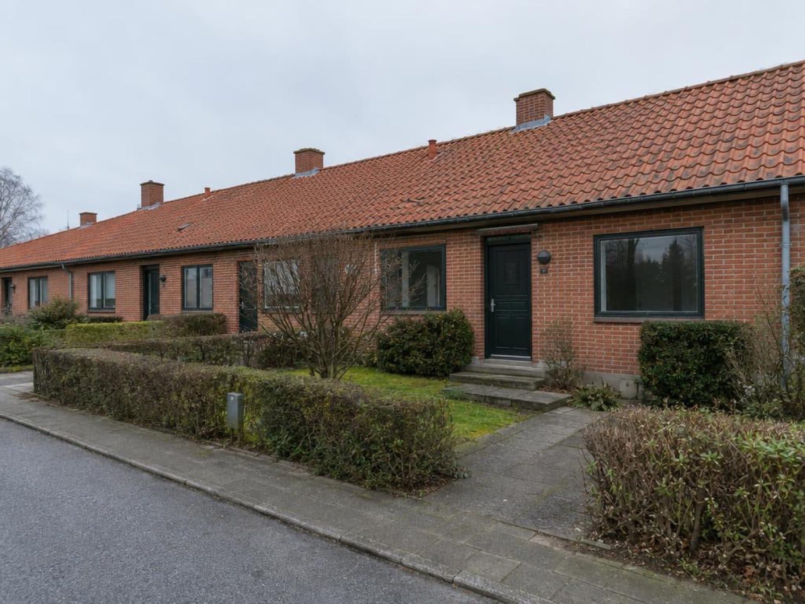 Række af danske murstensrækkehuse i dagslys