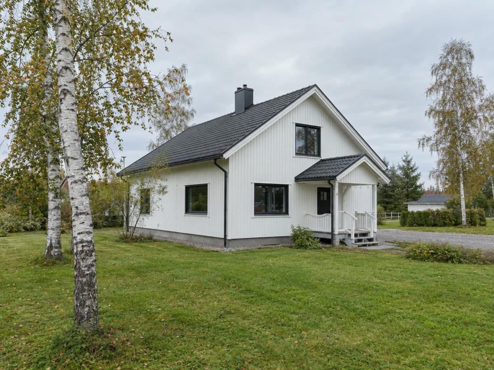 Ejendomsfacade fotograferet i fladt dagslys