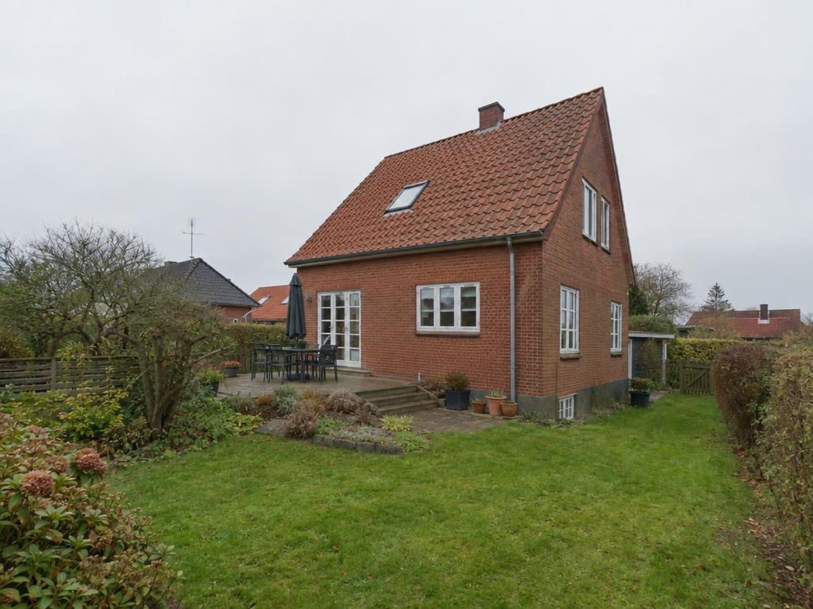 Ejendomsfacade med flad overskyet grå himmel