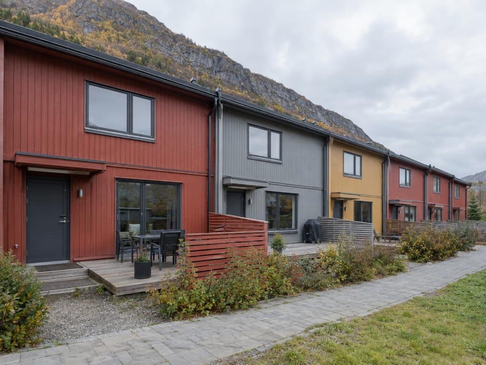 Rekke med moderne norske rekkehus fotografert på dagtid
