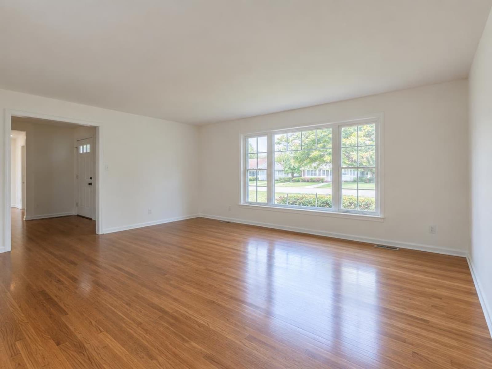 Empty living room, original photo